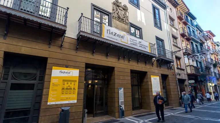 El concejal de Participación Ciudadana, Alberto Labarga, presenta el proceso participativo 'Plazara!' para decidir el futuro del Palacio de Redín y Cruzat en la calle Mayor (1)