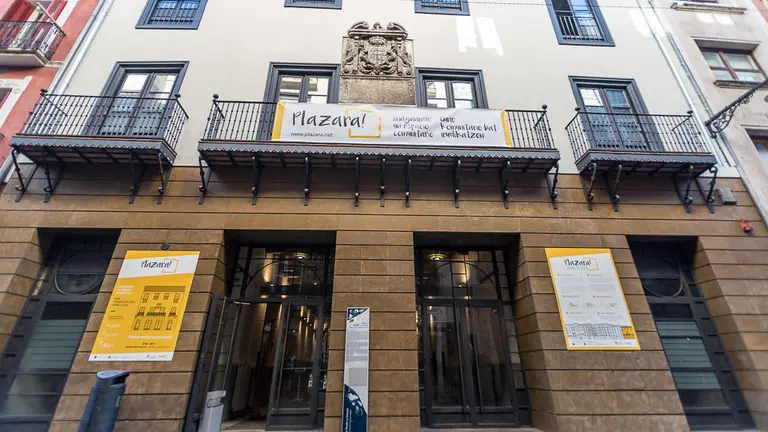 El concejal de Participación Ciudadana, Alberto Labarga, presenta el proceso participativo 'Plazara!' para decidir el futuro del Palacio de Redín y Cruzat en la calle Mayor (10)