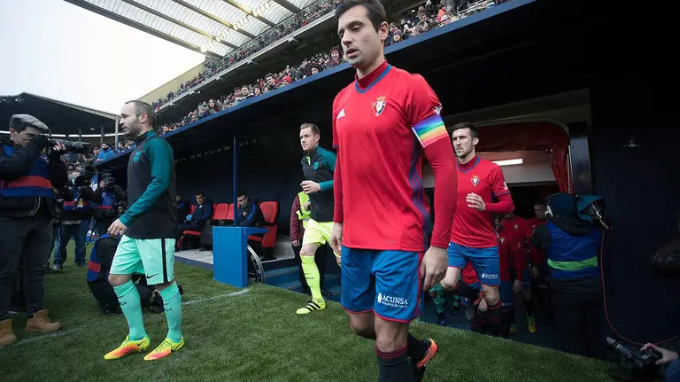 Andrés Iniesta y Miguel Flaño, capitanes de Barça y Osasuna, en el partido jugado el 10 de diciembre de 2016 en El Sadar