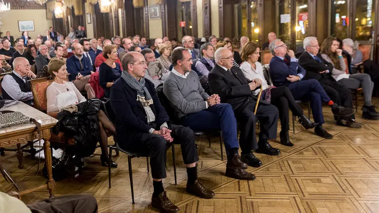 Víctor Manuel Arbeloa recibe el premio 'Cadenas de Navarra 2016' que entrega la Asociación Cultural DOBLE12 en el Nuevo Casino de Pamplona (10). IÑIGO ALZUGARAY