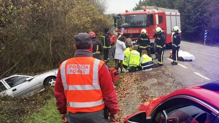 Accidente en Beaso&aacute;in, donde una mujer ha quedado atrapada bajo su turismo y ha tenido que ser rescatada. PFORAL. 
