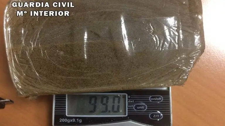 El hachís encontrado en el interior del vehículo cuando realizaban un control de seguridad en el Valle de Aranguren.