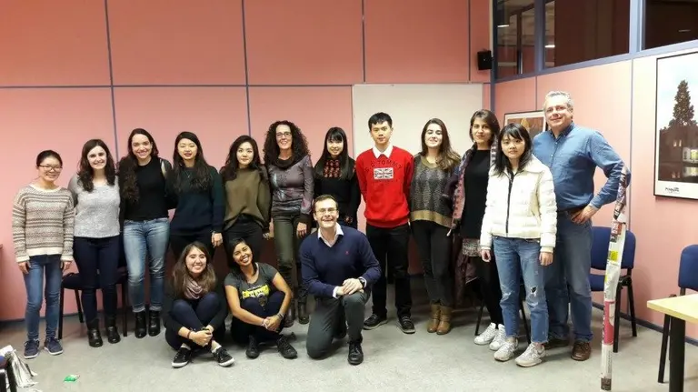 Estudiantes internacionales participantes en la jornada de acogida, junto con los profesores Jesús Lasheras Balduz, Paloma Ferná
