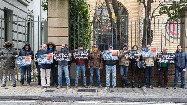 Concentración de miembros de Policía Nacional para protestar por sus turnos de trabajo y reclamar su derecho a la conciliación familiar (3). IÑIGO ALZUGARAY