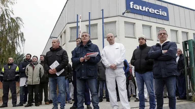 -El presidente del comité de empresa de la planta de ICF-Faurecia Lear de Burlada, Alfredo Sanz (4d), momentos antes de atender hoy a los medios de comunicación. EFEIván Aguinaga