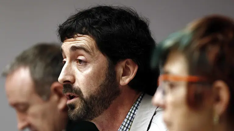 GRA210. PAMPLONA, 11/03/2016.- El director general de Paz y Convivencia del Gobierno foral, Álvaro Baraibar, ha indicado que tratará de "reparar el daño causado" a todas las víctimas que han sufrido vulneraciones de derechos humanos, tanto a las víctimas de ETA, como del franquismo y de motivación política. Así lo ha manifestado durante su comparecencia ante el Parlamento de Navarra, en la que ha expuesto sus líneas prioritarias y la planificación de su trabajo, que buscará "espacios de encuentro entre diferentes". El director ha indicado que todas las víctimas "tienen derecho a la verdad, sin exclusiones" sin buscar "compensar unas violencias con otras". EFE/Jesús Diges