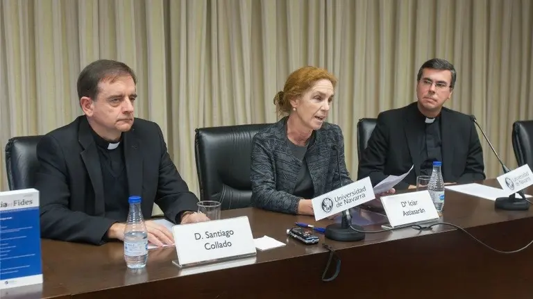 De izquierda a derecha, Santiago Collado, Icíar Astiasarán y Javier Sánchez-Cañizares en la Universidad de Navarra.