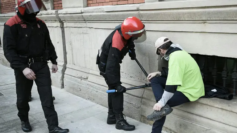 Protesta en la puerta del Parlamento de Navarra en la que tres personas se han encadenado a los barrotes. PABLO LASAOSA (1)