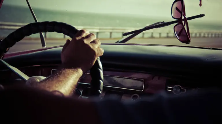 Un hombre conduciendo. ARCHIVO