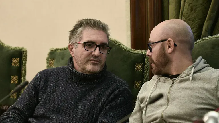 Alberto Labarga habla con Armando Cuenca. PABLO LASAOSA 