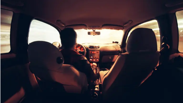 Un joven al volante de su vehículo. ARCHIVO