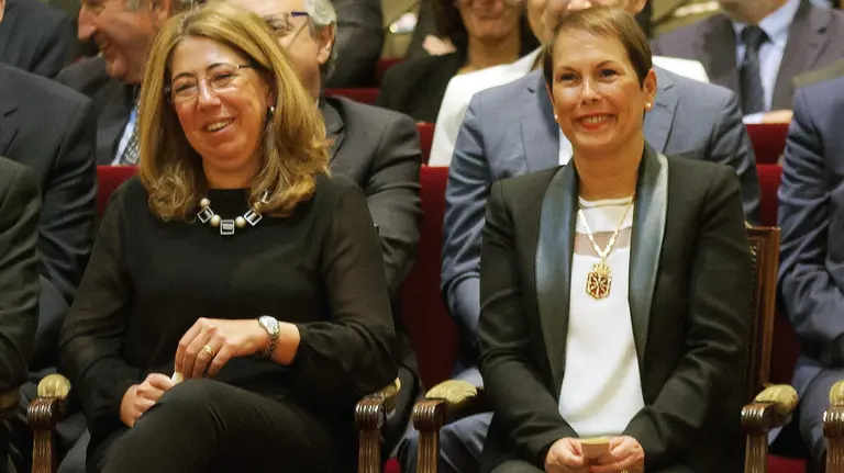 GRA185. PAMPLONA, 04/09/2015.- Fotografía facilitada por la Universidad de Navarra, de la presidenta del Gobierno de Navarra, Uxue Barkos (c), acompañada de la presidenta del Parlamento foral, Ainhoa Aznárez (2d), y de la delegada del Gobierno en Navarra, Carmen Alba (2i), entre otros, durante la apertura hoy en Pamplona del curso académico 2015-2016, en donde el rector Alfonso Sánchez-Tabernero se ha mostrado convencido de que mantendrán una "excelente sintonía" con las instituciones navarras tras el cambio de Gobierno. EFE ***SOLO USO EDITORIAL***