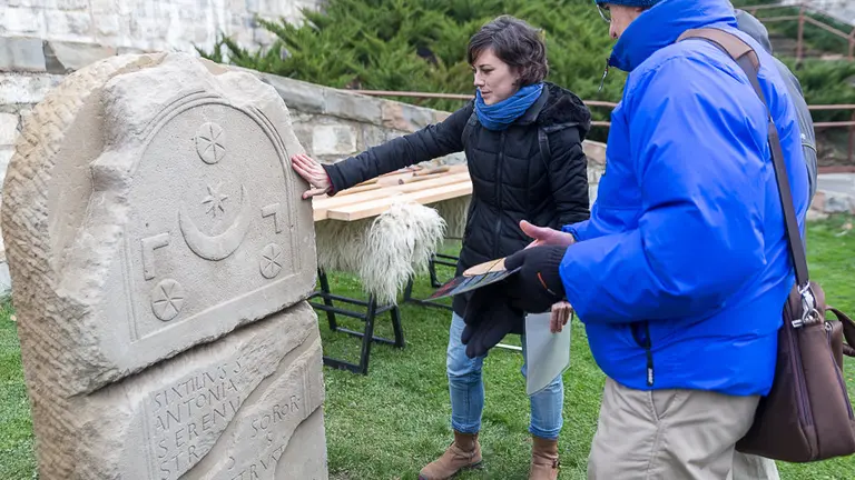 Inauguración de la reproducción de una estela del siglo II que recoge los primeros nombres de mujeres de Pamplona (2). IÑIGO ALZUGARAY