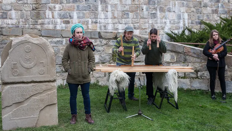 Inauguración de la reproducción de una estela del siglo II que recoge los primeros nombres de mujeres de Pamplona (19). IÑIGO ALZUGARAY