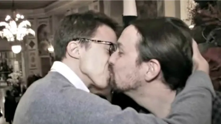 Iglesias besa a Errejón debajo del muérdago