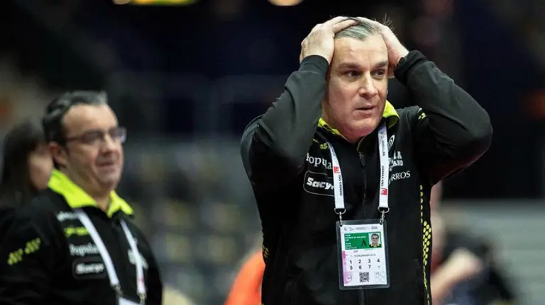 Jorge Dueñas se lleva las manos a la cabeza. Efe.