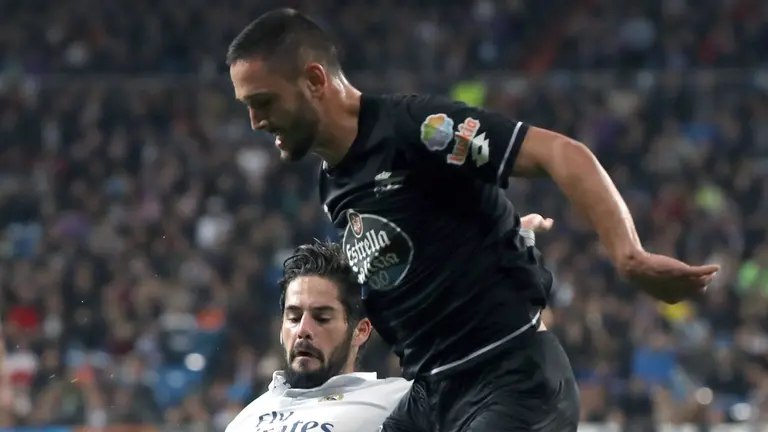GRA225. MADRID. 10/12/2016.- El centrocampista del Real Madrid Francisco Alarcón "Isco" (i) lucha el balón con el rumano Florin Andone, del Deportivo de La Coruña, durante el partido de la decimoquinta jornada de Liga en Primera División que se juega esta noche en el estadio Santiago Bernabéu, en Madrid. EFE/JuanJo Martin.