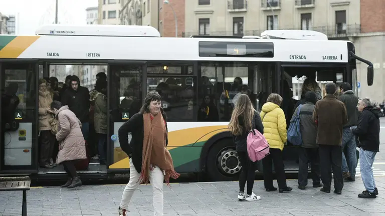 Personas se suben a la villavesa número 4 mientras otras se bajan en el día de servicios mínimos. PABLO LASAOSA 