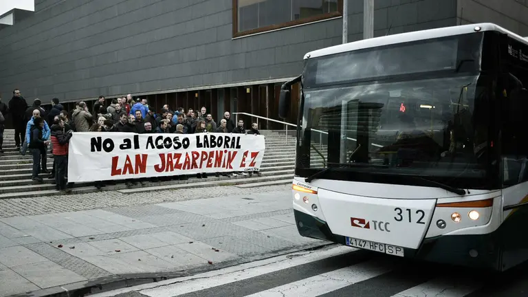 Trabajadores se concentran en contra de la campaña de TCC. PABLO LASAOSA 4 