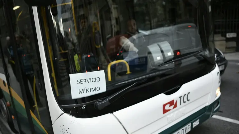 Una villavesas recorre las calles de Pamplona con un cartel de servicios mínimos.  PABLO LASAOSA 