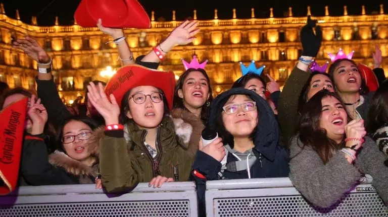 La plaza Mayor de Salamanca ha acogido esta noche la Nochevieja Universitaria.