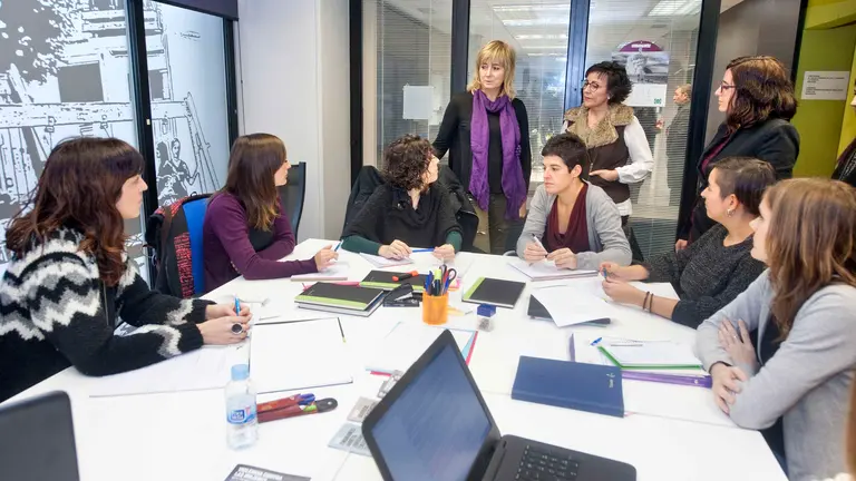 La consejera Ana Ollo visita a los equipos de atención integral a víctimas de la violencia de género de Pamplona y el norte de Navarra CEDIDA