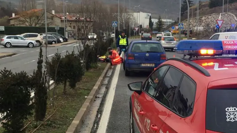 Colisión entre un turismo y un motorista en Huarte, en la vía PA30. POLICÍA FORAL