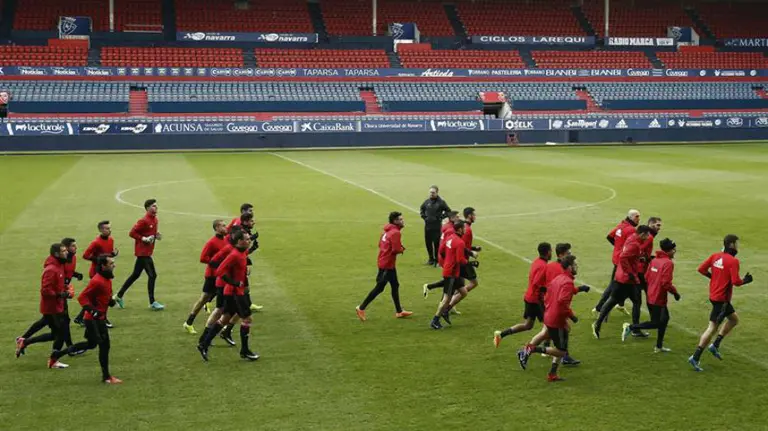 Entrenamiento de Osasuna en el estadio del Sadar. Efe.