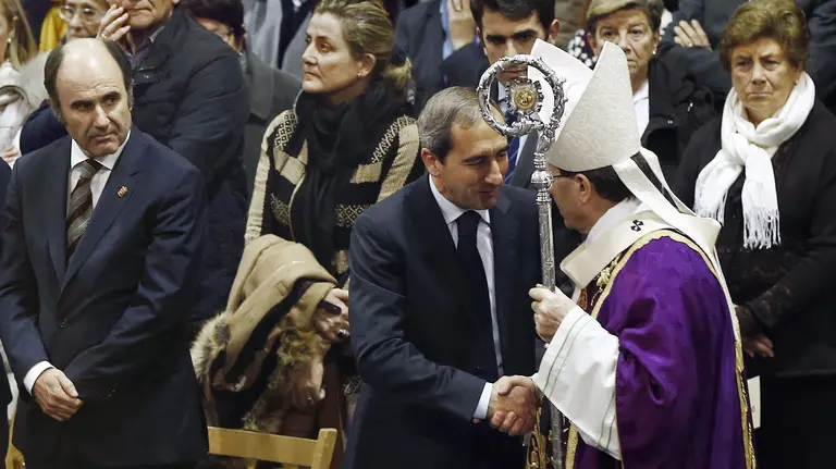 GRA374. PAMPLONA, 16/12/2016.- El arzobispo de Pamplona y obispo de Tudela, Francisco Pérez (d) saluda al rector de la Universidad de Navarra, Alfonso Sánchez-Tabernero (2d) en presencia del vicepresidente del Gobierno de Navarra, Manu Ayerdi (i) antes de comenzar esta tarde el funeral por el prelado del Opus Dei y Gran Canciller de la Universidad de Navarra, Javier Echevarría, fallecido el pasado lunes en Roma, y que se ha oficiado en el polideportivo de la Universidad de Navarra. EFE/Jesús Diges