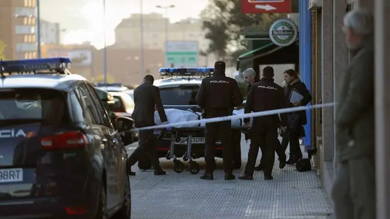 Traslado del cuerpo de la joven hallada fallecida en el portal. EFE