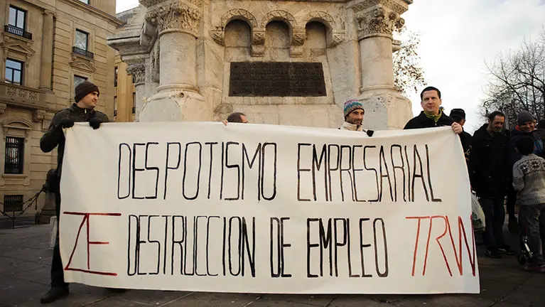 Concentración de trabajadores y despedidos de ZF-TRW. MIGUEL OSÉS