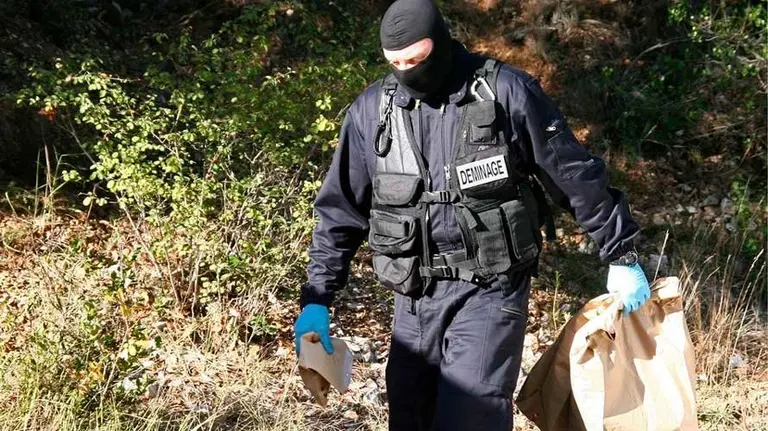 Gendarme transportando material de un zulo de ETA para su análisis. EFE