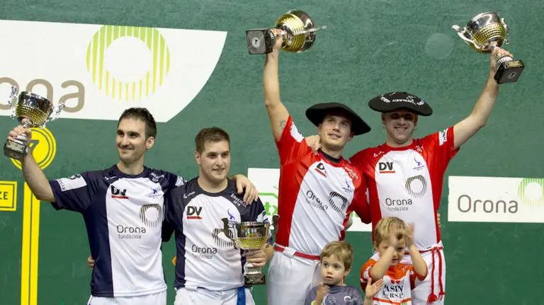 Los finalistas del parejas muestran sus trofeos. Maialen Andrés.