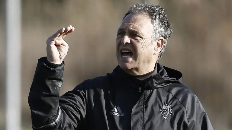 El entrenador de Osasuna, Joaquín Caparrós, en Tajonar. EFE/Jesús Diges
