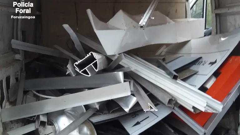 Algunas de las piezas met&aacute;licas que tres personas robaron en una empresa de Sorauren POLIC&Iacute;A FORAL