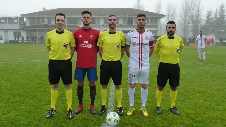 Trio arbitral y capitanes del Osasuna B - Leonesa.
