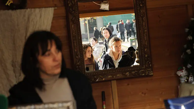 Los 26 puestos de la feria de navidad de la plaza del castillo abren al publico para quedarse durante todas las navidades. MIGUEL OSÉS_12