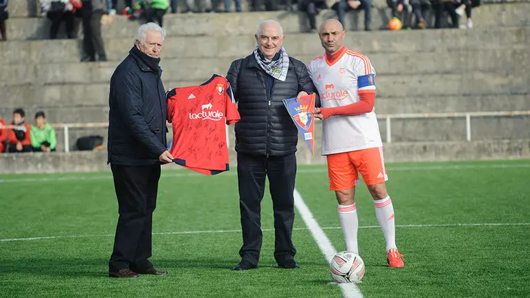 Inauguraci&oacute;n nuevo campo en el Club Amaya con un partido amistoso entre veteranos de Amaya y del Club Atl&eacute;tico Osasuna. MIGUEL OS&Eacute;S_4
