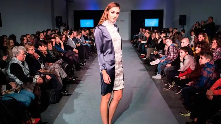 Amaia Artieda consigue el premio de Diseño de Moda en los Encuentros de Arte Joven 2016 (3)