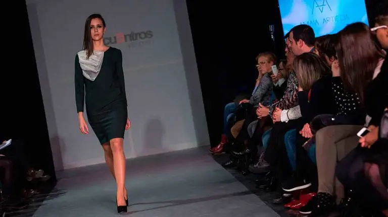 Amaia Artieda consigue el premio de Diseño de Moda en los Encuentros de Arte Joven 2016 (4)