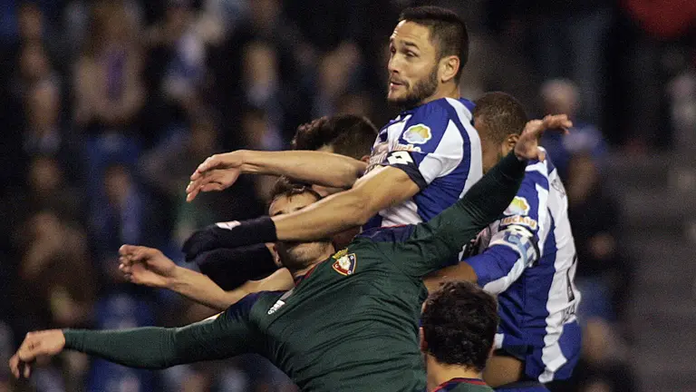 El delantero rumano del Deportivo Florin Andone en la jugada del primer gol que ha marcado frente a Osasuna. EFE/Kiko Delgado
