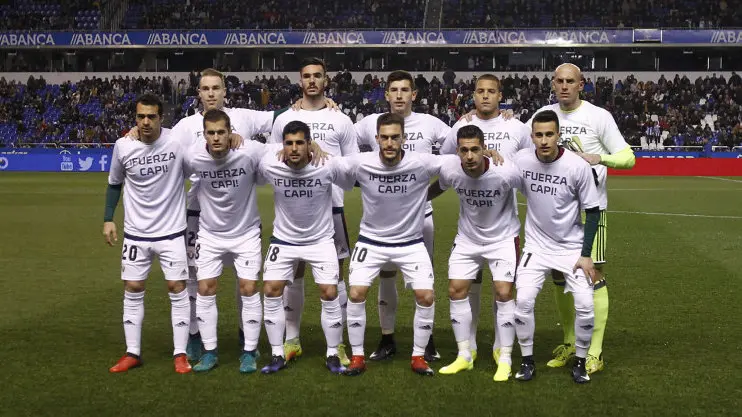 Los jugadores de Osasuna con las camisetas de apoyo a Miguel Flaño en el estadio de Riazor LFP