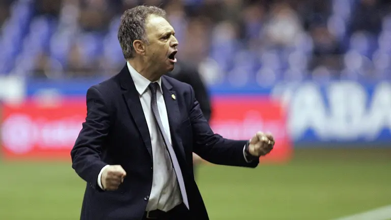 El entrenador de Osasuna, Joaquín Caparrós, durante el partido frente al Deportivo de la decimosexta jornada de la Liga de Primera División en Riazor, en A Coruña. EFE/Kiko Delgado