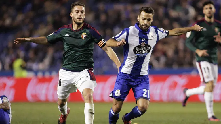 El centrocampista portugués del Deportivo Bruno Gama disputa un balón con el centrocampista Roberto Torres de Osasuna. EFE/Kiko Delgado
