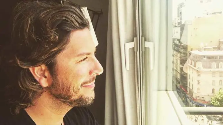 El cantante Manuel Carrasco mirandopor la ventana.