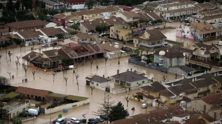 Vista desde un helicótero de la Unidad Militar de Emergencias, del casco urbano del municipio murciano de los Alcázares tras las inudaciones. EFE