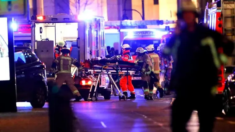 Pánico en Berlín tras el atropello masivo con un camión e un mercadillo navideño. REUTERS. EL ESPAÑOL