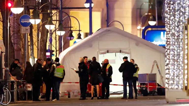 Un camión atropella en Berlín a decenas de personas. REUTERS. EL ESPAÑOL 3