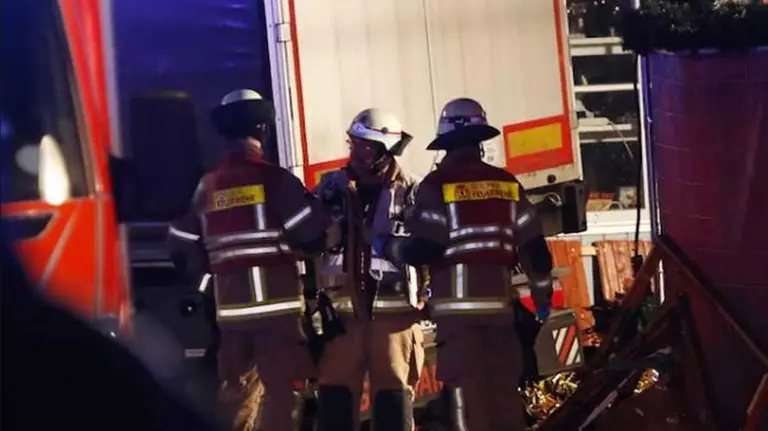 Un camión atropella en Berlín a decenas de personas. REUTERS. EL ESPAÑOL 9