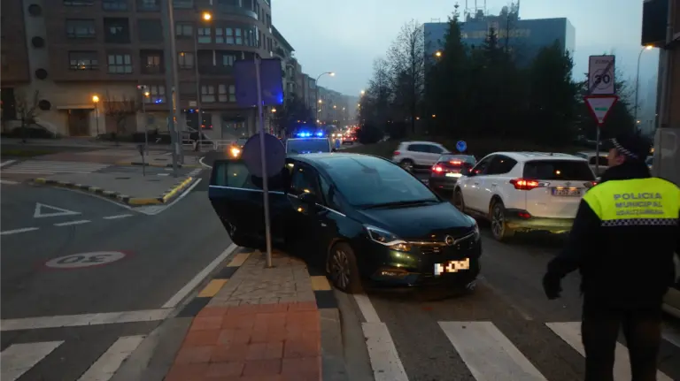 El monovolumen accidentado en el que viajaban una mujer embarazada y cuatro menores de edad. PMUNICIPAL